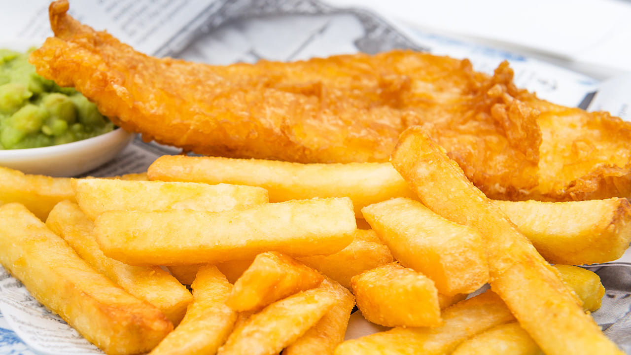 ఆ తర్వాత చేప ముక్కలను తీసుకోవాలి. దీని కోసం స్టవ్ ఆన్ చేసి, పాన్ పెట్టి చేప మునిగిపోయే అంత నూనె పోసి, నూనె బాగా వేడి అయిన తర్వాత చేపల ముక్కలను మనం ముందుగా కలిపి పక్కన పెట్టుకునున్న పిండి మిశ్రమంలో ముంచి, తర్వాత నూనెలో వేసి బాగా కాల్చుకోవాలి.