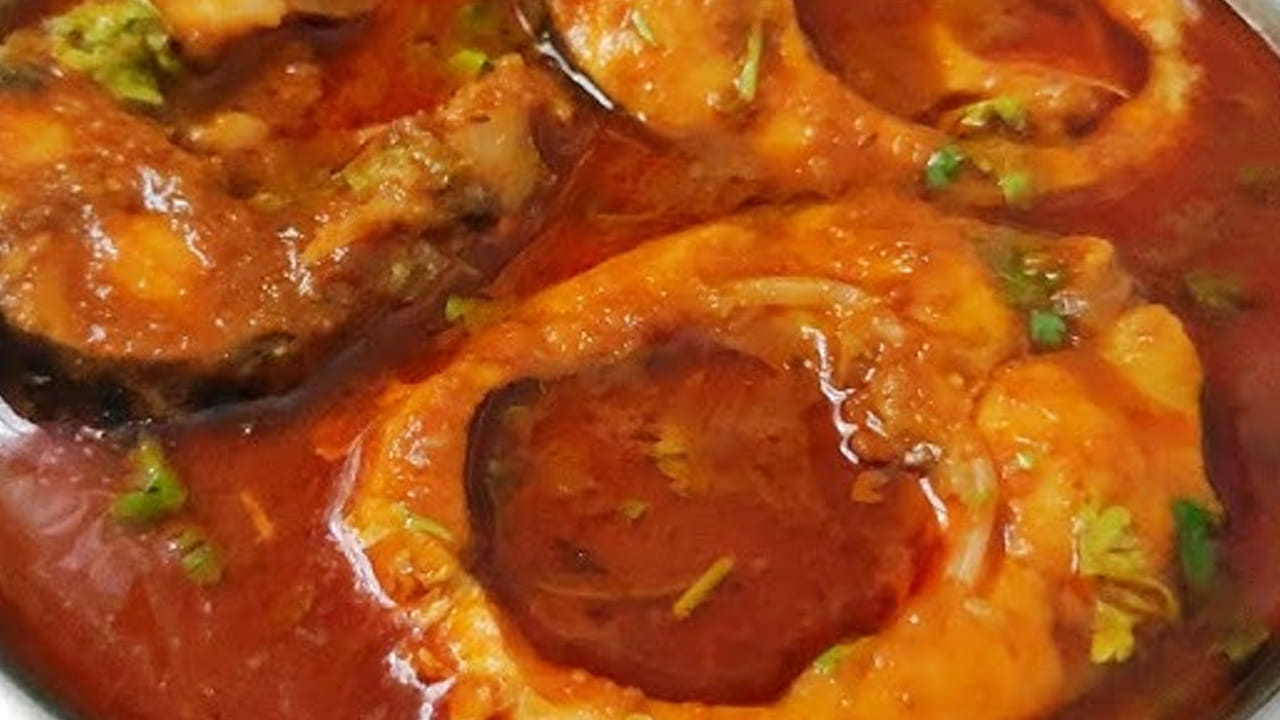 చేపలకూరకు కావలసిన పదార్థాలు: అర కిలో చేప ముక్కలు, రెండు చిన్న ఉల్లిపాయలు, రెండు టమోటాలు, నాలుగు పచ్చిమిర్చి, 
ఒక టేబుల్ స్పూన్ అల్లం వెల్లుల్లి పేస్ట్, అర టేబుల్ స్పూన్ పసుపు, ఒక టేబుల్ స్పూన్ కారం,  రుచికి సరిపడా ఉప్పు,  ఒక కప్పు చింతపండు రసం, రెండు టేబుల్ స్పూన్స్ నూనెను తీసుకోవాలి. 
