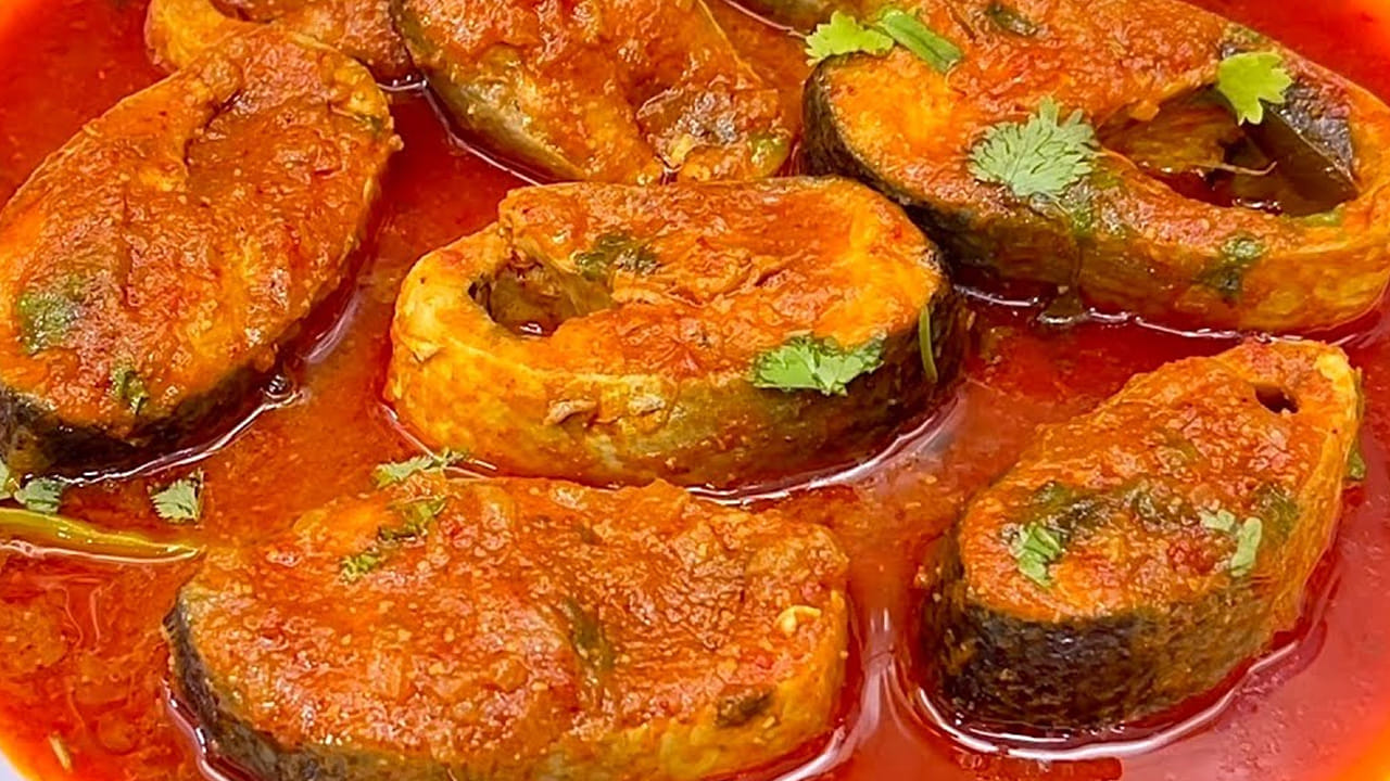 
చేపలను ఈ విధంగా క్లీన్ చేయాలి:  ముందుగా చేప ముక్కలను తీసుకుని వాటిని ఒకసారి  పసుపు, నిమ్మరసంతో బాగా శుభ్రపర్చాలి. అలాగే, వీటిని ఒక 20 నిముషాల పాటు పక్కన ఉంచాలి. ఇలా ఉంచితే వాసన అస్సలు రాదు. నీచు వాసన పోతోంది. ఈ సారి చేపలు కూర వండేటప్పుడు వీటిని తప్పక పాటించండి. 