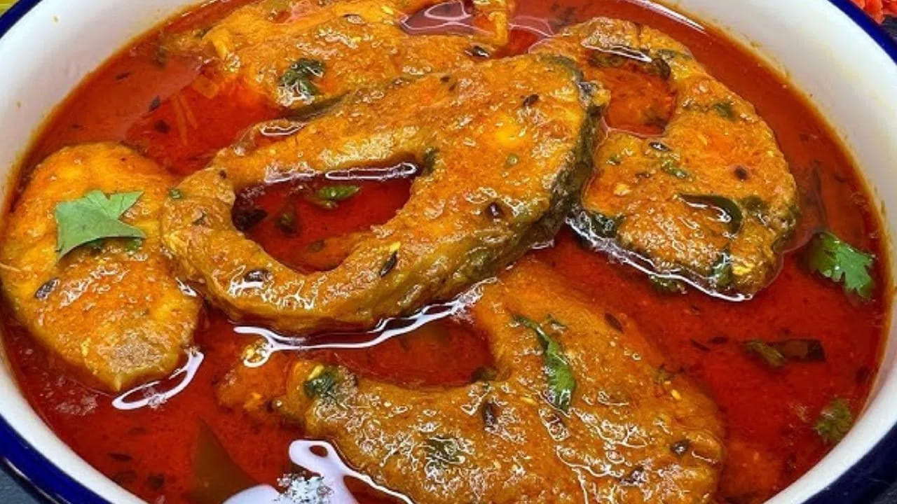 
మెంతులు కూడా నీచు వాసనను పొగుడుతాయి : ఇంకా కూర వండేటప్పుడు పాన్‌లో ఆయిల్ వేసి దానిలో మెంతులు కూడా వేయాలి. ఆ తర్వాత ఉల్లిపాయలు ముక్కలు, నాలుగు పచ్చిమిర్చి వేసి బాగా  వవేయించాలి. ఆ తరవాత దీనిలో ఒక టేబుల్ అల్లం వెల్లుల్లి కూడా పేస్ట్ వేసి పచ్చి వాసన పోయే వరకు పొయ్యి మీదే ఉంచాలి. 