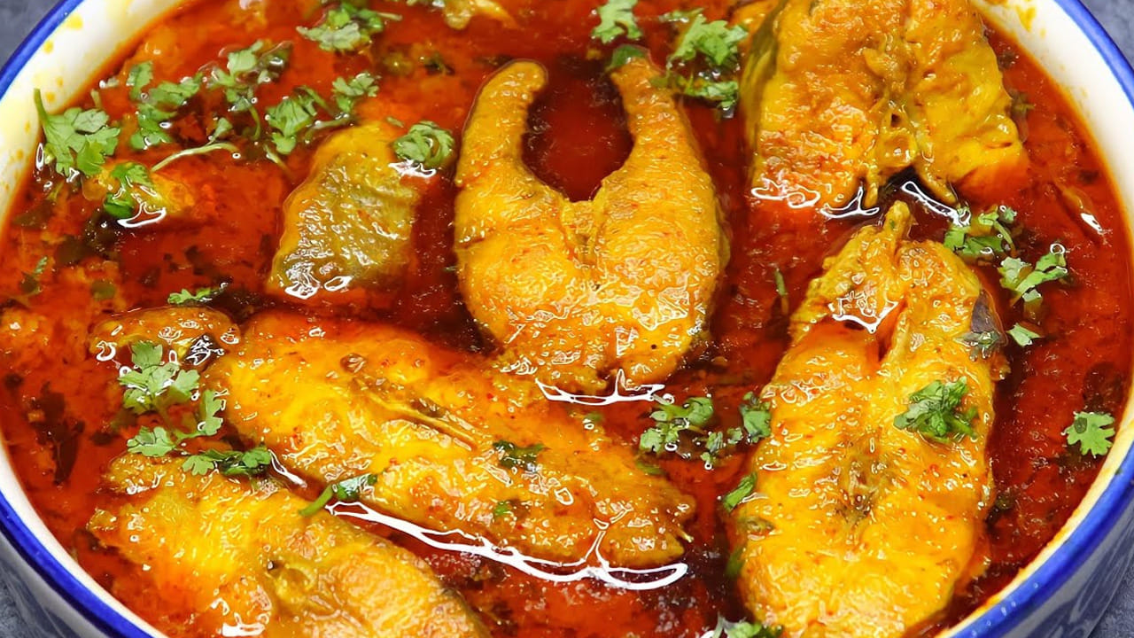 ఇంకా కూర మధ్యలో నిమ్మరసం కూడా వేస్తే నీచు వాసన పోతోంది.  అలాగే, ఈ చేపలు ఒకసారి మాత్రమే కలపండి. అంతకిమించి  కలపకండి. ముక్కలు చెదిరిపోతాయి. ఇంకా దీనిని మట్టి పాన్ లో ఇంకా రుచిగా ఉంటుంది.  కూర స్టార్ట్ చేసిన దగ్గర నుంచి రెండు 
గంటలు ఉంచితే చాలా చాలా టేస్టీగా ఉంటుంది. 