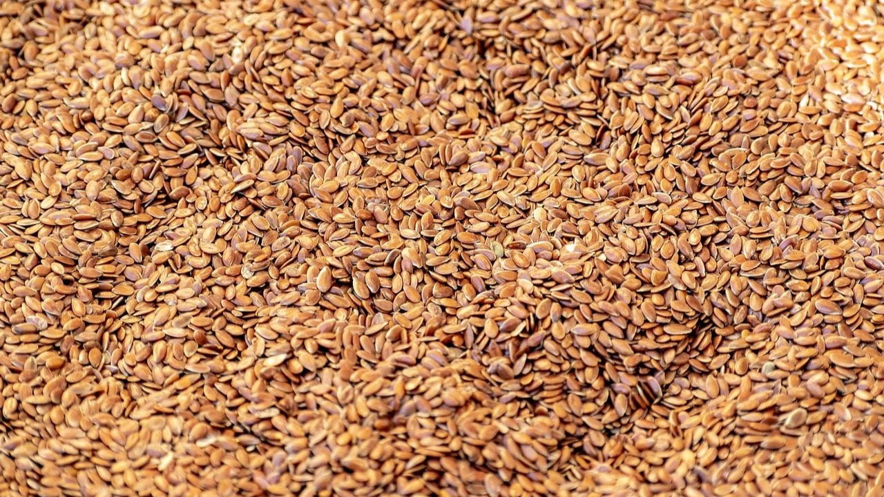 అవిసె గింజలు : అవిసె గింజల్లో విటమిన్ E, B కాంప్లెక్స్ పుష్కలంగా ఉంటాయి. ఇవి జుట్టు విరిగిపోకుండా కాపాడతాయి. అంతేకాదు జుట్టును దృఢంగా మార్చడమే కాకుండా, హార్మోన్ల అసమతుల్యత కారణంగా రాలే జుట్టు సమస్యను తగ్గిస్తాయి. అలానే జుట్టును ఆరోగ్యంగా ఉంచుతాయి.