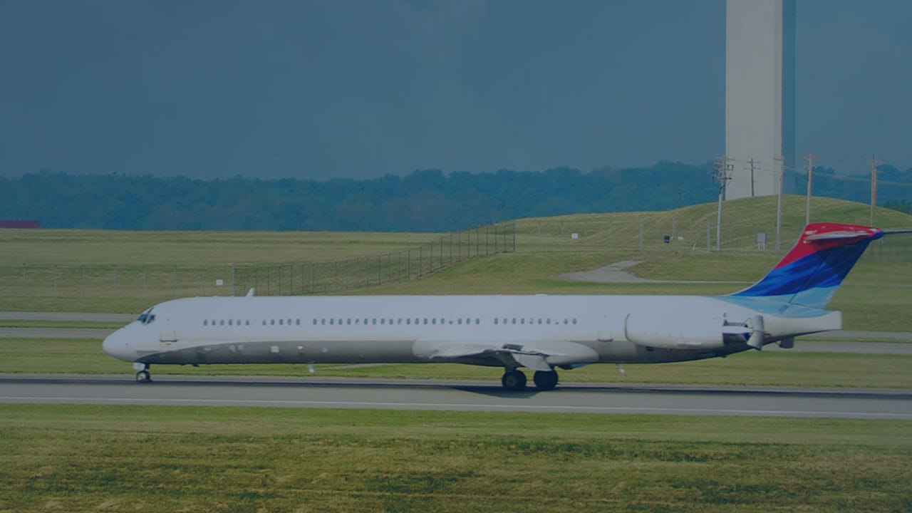 బైక్‌లు, కార్లకు పెట్రోల్, డీజిల్ లాంటి ఇంధనం వాడతాం. అయితే విమానాలకు ఎలాంటి ఇంధనం వాడతారనే ప్రశ్న చాలామందికి ఉంటుంది. విమానాలకు కూడా పెట్రోల్, డీజిల్ వాడతారా?అనే అనుమానం చాలామందికి ఉంటుంది. అయితే విమానాలకు పెట్రోల్, డీజిల్ ఉపయోగించరు. మరి ఏ ఇంధనం ఉపయోగిస్తారు? అనే కదా మీ డౌట్. ఏవియేషన్ ప్యూచర్ అనే ప్రత్యేక ఇంధనం వీటికి వాడతారు.