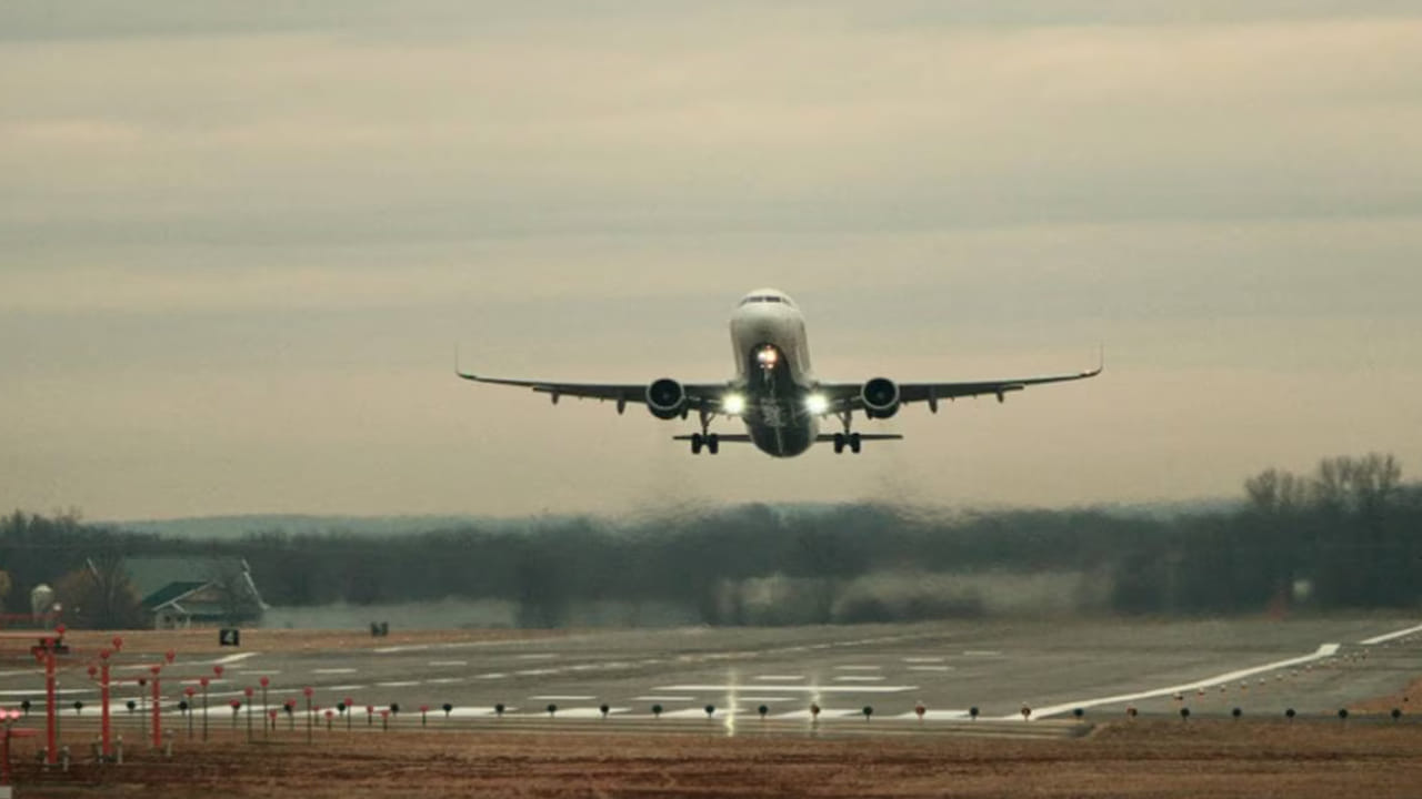 విమానాలకు కిరోసిన్ ఎందుకు వాడతారంటే.. వాటి ఇంధనానికి కావాల్సిన నిర్దిష్ట గుణాలు కిరోసిస్‌లో ఉన్నాయి. ఎక్కువ ఎత్తులో గడ్డకట్టకపోవడంతో పాటు వ్యర్థాలను మిగల్చకుండా మండటం, చాలా త్వరగా ఆవిరి కాకపోవడం, ఇంజిన్‌కు హాని కలిగించకపోవడం, ఎక్కువకాలం సురక్షితంగా ఉండటం, ఇంజిన్‌లోకి సరిగ్గా స్ప్రే అవ్వడం, నీరు లేదా ఘన కణాలు ఉండకపోవడం వంటివి కిరోసిన్‌లో ఉంటాయి.
