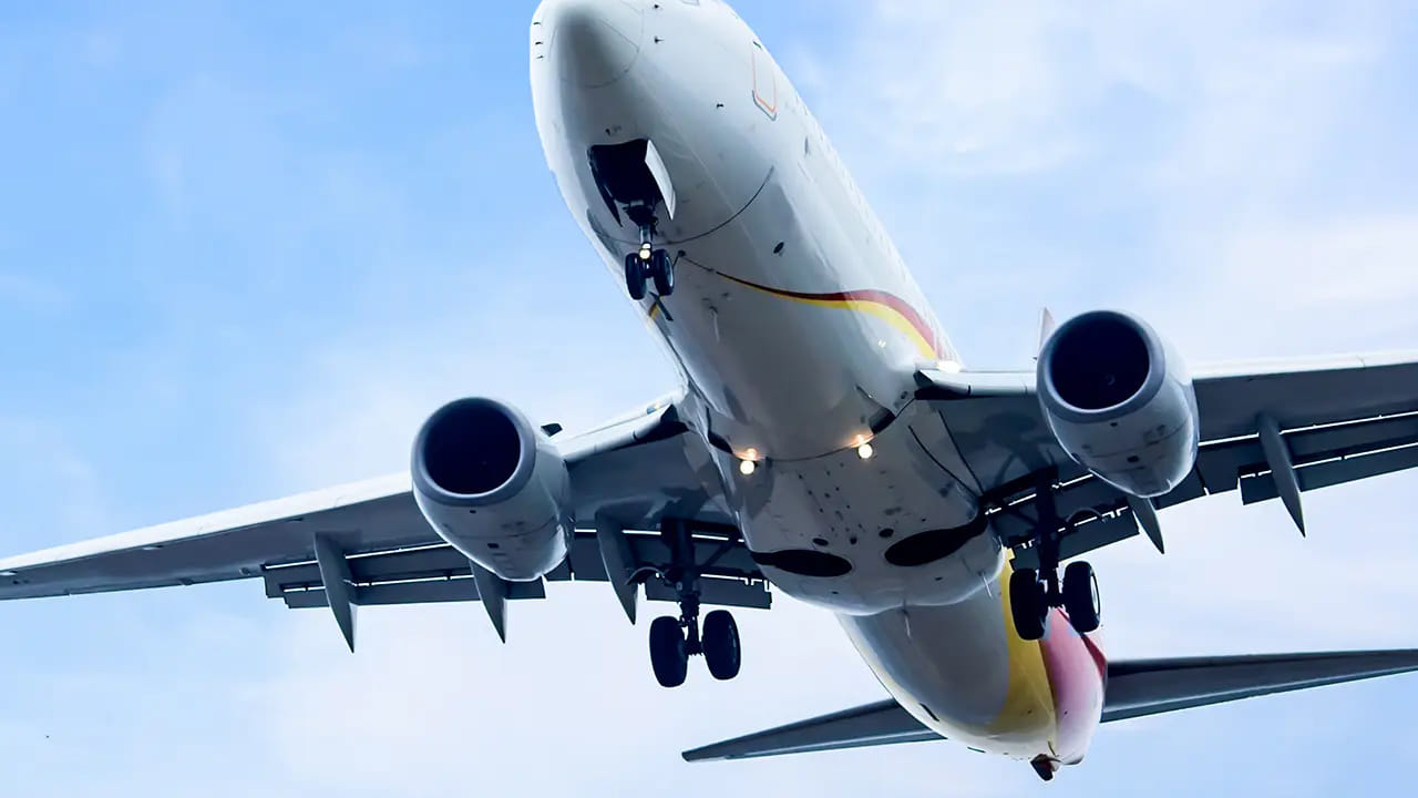 ఈ గుణాలు ఉండటం వల్ల విమానాలకు కిరోసిన్ సురక్షితమైన, నమ్మదగిన ఇంధనంగా మారింది. విమానాల్లో ఉపయోగించే కిరోసిన్‌ను జెట్ ఏ1, జెట్ ఏ, జెట్ బీతో పిలుస్తారు. జెట్ ఏ1 అంతర్జాతీయ విమానాల్లో ఉపయోగిస్తారు. ఇక జెట్ ఏ అమెరికాలో వినియోగిస్తారు. జెట్ బి ఉష్ణోగ్రత చాలా తక్కువగా ఉంటే అత్యంత చల్లని ప్రాంతాల్లో్ వాడతారు.
