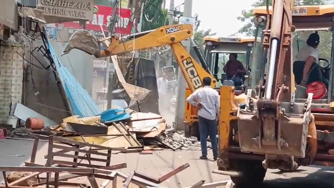 HMC 6 జోన్ల పరిధిలో నేడు 653 ఫుట్‌ పాత్ ఆక్రమణలను కూల్చి వేసింది. శాశ్వతంగా ఏర్పాటు చేసుకున్న 165 దుకాణాలు, తాత్కాలికంగా 488 దుకాణాలు తొలగించబడ్డాయి. బడంగ్ పేట సర్కిల్లో అత్యధికంగా 333 అక్రమ నిర్మాణాలు కూల్చివేయబడ్డాయి.