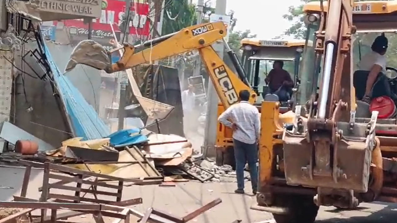 ఈ డ్రైవ్ హైకోర్టు ఆదేశాల మేరకు కొనసాగుతోంది. ఫుట్‌ పాతుల ఆక్రమణలు పాద చారులు, ట్రాఫిక్‌కు అడ్డంకిగా మారాయి. GHMC కమిషనర్ ఆర్వీ కర్ణన్ ఆదేశాలతో పోలీస్ బందోబస్తు మధ్య ఈ చర్యలు జరిగాయి.