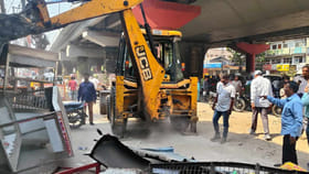 పుష్పలాగా ఎవ్వరు అడ్డువచ్చినా తగ్గేదేలే.. ఫుట్‌పాత్‌లన్నీ క్లియర్