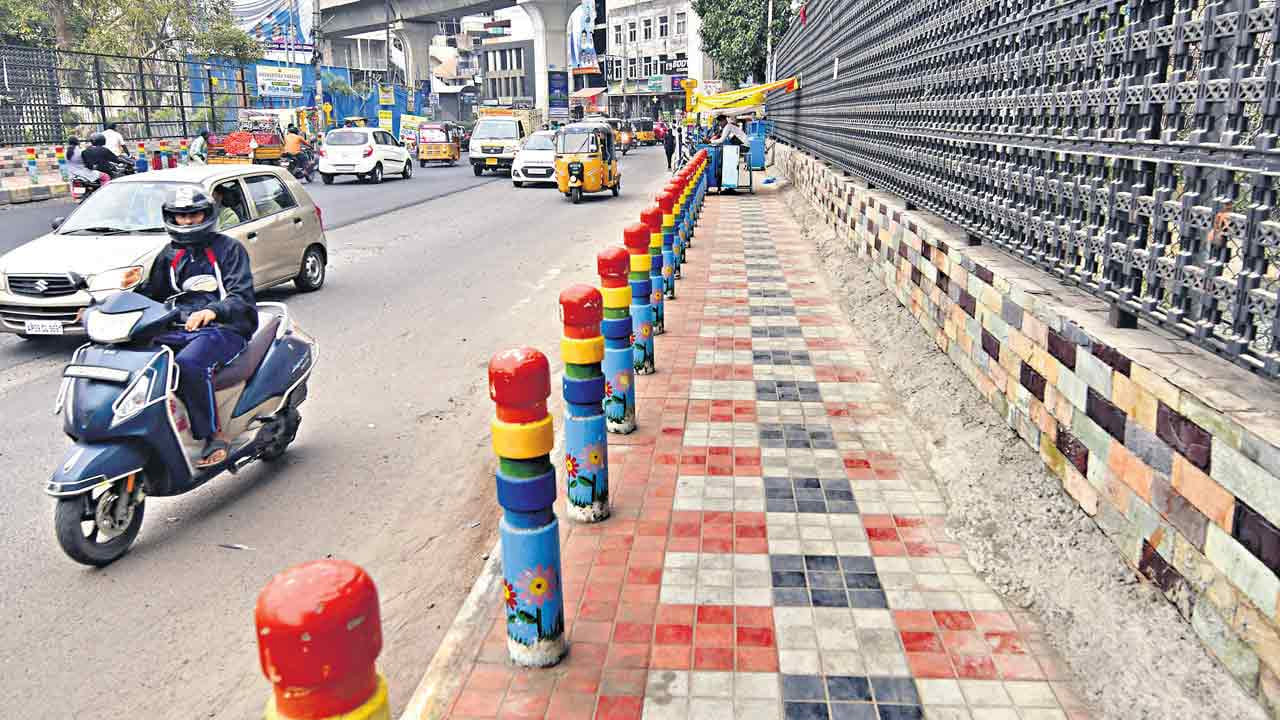 ఫుట్‌ పాతులు ఆక్రమించడం వల్ల పాద చారులు రోడ్ల మీద నడవాల్సి వస్తుంది. ట్రాఫిక్ ప్రమాదాలు పెరుగుతున్నాయి. హైకోర్టు ఈ ఆక్రమణలు సహించ వద్దని, నిరంతర డ్రైవ్ చేయాలని ఆదేశించింది. 