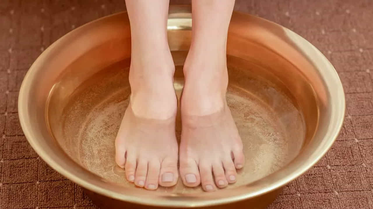 ఫుట్ సోక్ (Foot Soak): ముందుగా ఒక టబ్ లో గోరువెచ్చని నీటిని తీసుకుని అందులో రెండు చెంచాల ఉప్పు, కొద్దిగా నిమ్మరసం లేదా షాంపూ కలపండి. ఈ నీటిలో మీ పాదాలను 15 నుండి 20 నిమిషాల పాటు నానబెట్టండి. దీనివల్ల పాదాలపై ఉన్న గట్టి చర్మం మెత్తబడి, మురికి సులభంగా వదులుతుంది.