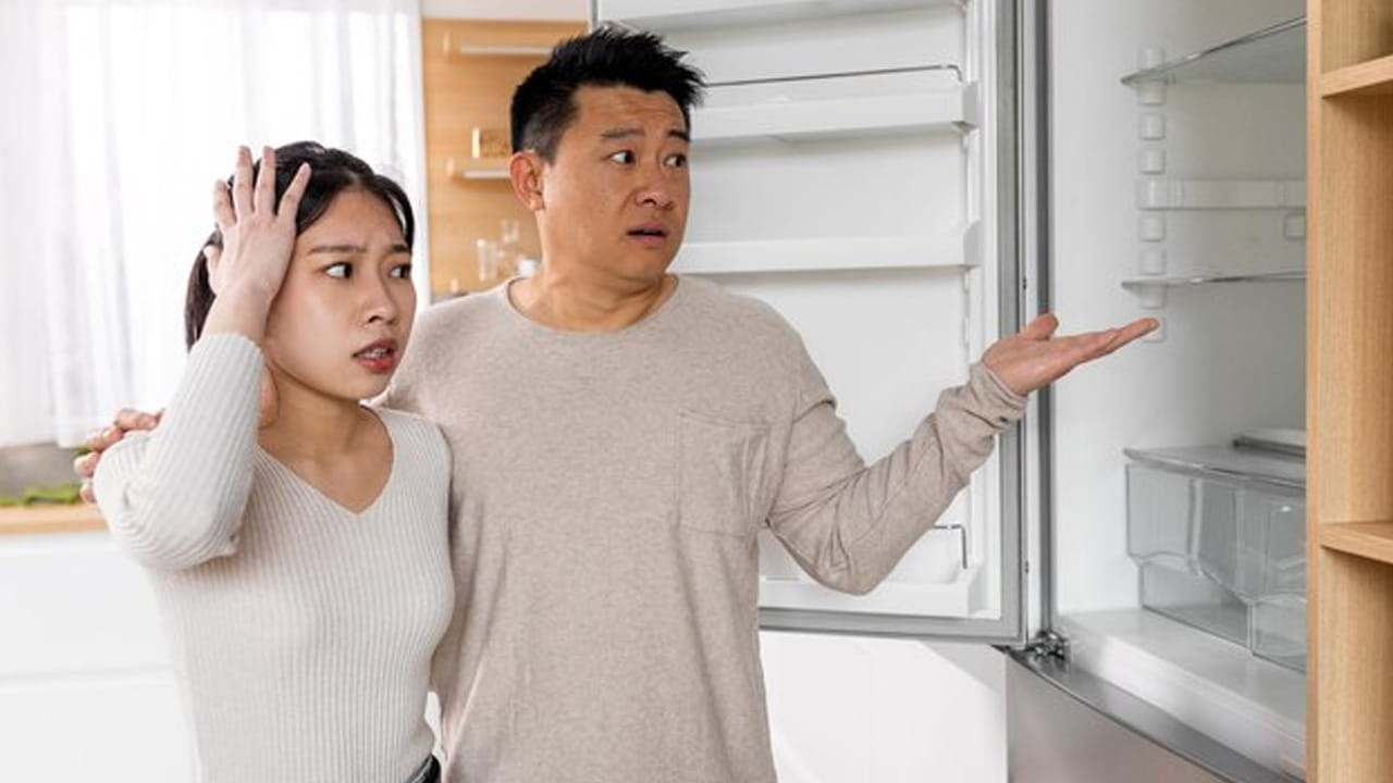 బంగారు ఆభరణాలు లేదా డబ్బు: ఫ్రిజ్ పైన పొరపాటున కూడా డబ్బు లేదా బంగారాన్ని ఉంచకూడదు. ఇది లక్ష్మీదేవి ఆగ్రహానికి కారణమవుతుందని, వ్యాపారంలో లేదా ఉద్యోగంలో నష్టాలు వచ్చే అవకాశం ఉందని వాస్తు నిపుణులు హెచ్చరిస్తున్నారు. ఫ్రిజ్ పైభాగాన్ని ఎప్పుడూ ఖాళీగా, శుభ్రంగా ఉంచడం వల్ల వంటగది అందంగా ఉండటమే కాకుండా, ఇంట్లోకి సానుకూల శక్తి ప్రవహిస్తుంది. ఈ చిన్న మార్పులు చేయడం ద్వారా మీ ఇంట్లో సుఖశాంతులు వెల్లివిరుస్తాయి.