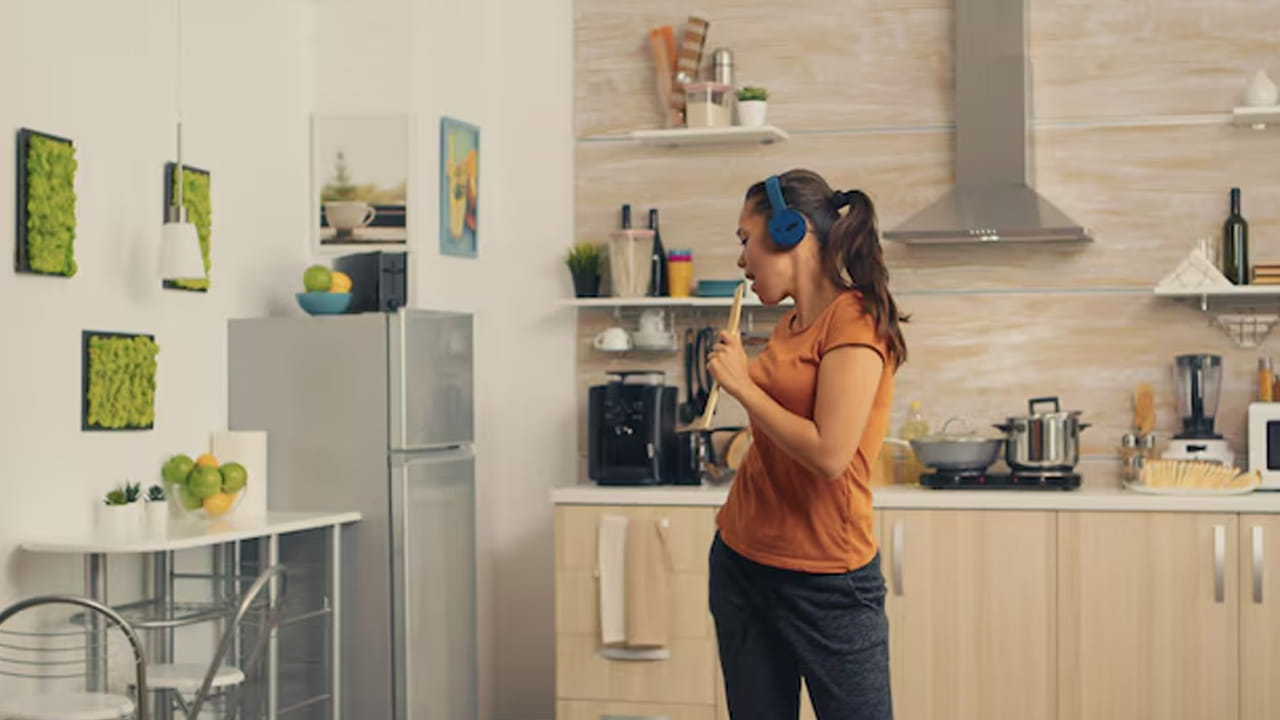 ఎండు ద్రాక్ష, ఇతర తినుబండారాలు: ఫ్రిజ్ పైన ఎండు ద్రాక్ష, బాదం వంటి డ్రై ఫ్రూట్స్ ఉంచడం వల్ల అవి త్వరగా పాడవుతాయి. వాస్తు ప్రకారం, ఇది అన్నపూర్ణ దేవికి అవమానం వంటిదని, దీనివల్ల ఇంట్లో ఆహార కొరత లేదా ఆర్థిక ఇబ్బందులు ఏర్పడవచ్చని చెబుతారు.