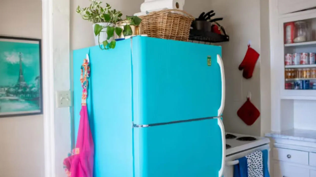 పాత వస్తువులు, చెత్త: అలాగే, చాలా మంది ఉపయోగించని పాత వస్తువులు, పనికిరాని కాగితాలు లేదా పగిలిన సామాన్లను ఫ్రిజ్ పైనే పెడుతుంటారు. కానీ, అలా వేయకూడదు. ఇది ఇంట్లో గందరగోళానికి, మనస్పర్థలకు దారితీస్తుంది.