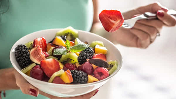 Fruits on Empty Stomach: ఉదయం వేళల్లో ఖాళీ కడుపుతో పండ్లు తింటే ఏమవుతుంది..?