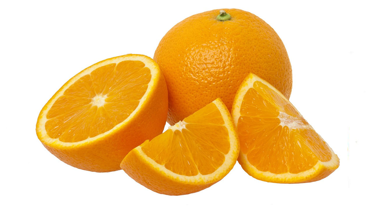 ఆరెంజ్ - సహజసిద్ధమైన శక్తి : సిట్రస్ పండ్లలో ఆరెంజ్ ఒక సూపర్ ఫుడ్ లాంటిది. ఇందులో ఉండే ఫైబర్, విటమిన్ సి మరియు పొటాషియం రక్తంలో చక్కెరను నియంత్రించడంలో సహాయపడతాయి. నారింజ పండ్లలో ఉండే ఫ్లేవనాయిడ్స్ ఇన్సులిన్ పనితీరును మెరుగుపరుస్తాయి. అయితే ఒక విషయం గుర్తుంచుకోవాలి, ఆరెంజ్ జ్యూస్ కంటే పండును నేరుగా తినడమే మంచిది. ఎందుకంటే జ్యూస్ తీసినప్పుడు ఫైబర్ తగ్గిపోయి షుగర్ కంటెంట్ ఎక్కువగా ఉంటుంది. అందుకే పండును తొనల రూపంలో తీసుకోవడం వల్ల రక్తంలో షుగర్ పెరగకుండా చూసుకోవచ్చు.
