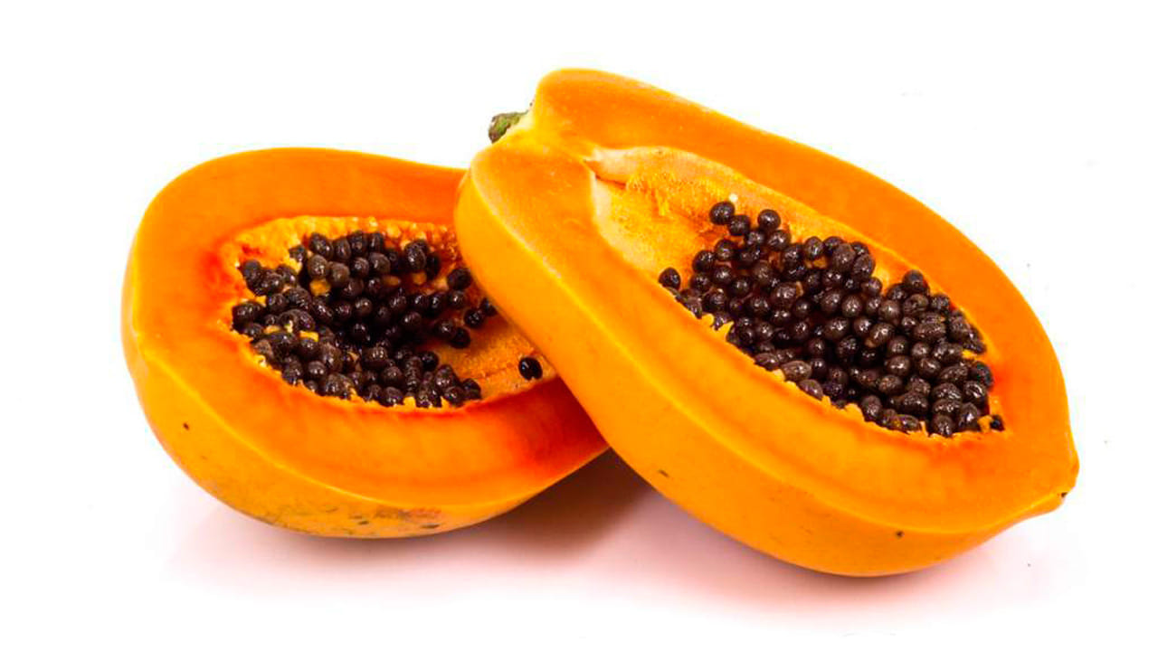 బొప్పాయి - జీర్ణక్రియ మరియు షుగర్ నియంత్రణ: బొప్పాయిలో విటమిన్ ఏ మరియు సీ పుష్కలంగా ఉంటాయి. ఇది కేవలం కంటికి మాత్రమే కాకుండా మధుమేహ నియంత్రణకు కూడా చక్కగా పనిచేస్తుంది. బొప్పాయిలో ఉండే ఎంజైమ్స్ జీర్ణక్రియను సులభతరం చేస్తాయి. డయాబెటిస్ వల్ల చాలా మందికి చర్మ సమస్యలు లేదా గాయాలు త్వరగా మానకపోవడం వంటివి జరుగుతుంటాయి, బొప్పాయిలోని పోషకాలు ఈ సమస్యలను తగ్గించడంలో సహాయపడతాయి. దీని గ్లైసెమిక్ ఇండెక్స్ తక్కువ-మధ్యస్థ స్థాయిలో ఉంటుంది కాబట్టి రోజుకు ఒక చిన్న కప్పు బొప్పాయి ముక్కలు తీసుకోవడం వల్ల ఎటువంటి ఇబ్బంది ఉండదు.
