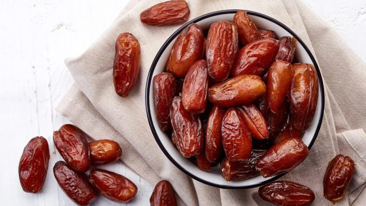 చక్కెర పూసిన ఎండు ఫలాలు: ప్యాకెట్లలో లభించే చక్కెర పూసిన ఖర్జూరాలు, ఆప్రికాట్లు ఆరోగ్యకరమైన స్నాక్స్ కావు. వీటిలో ఉండే కృత్రిమ చక్కెర ఇన్సులిన్ స్థాయిలను పెంచి శరీరంలో వాపుకు కారణమవుతుంది. ఇది శారీరక నొప్పినే కాకుండా మానసిక అలజడిని కూడా పెంచుతుంది.
