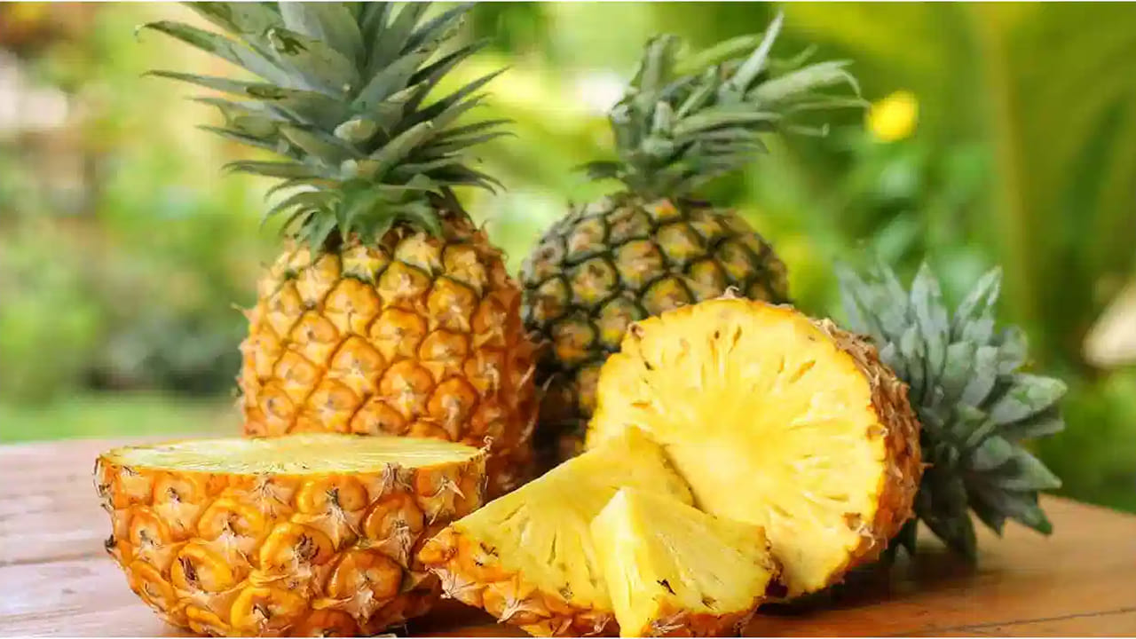 పైనాపిల్: పైనాపిల్‌లో బ్రోమెలైన్ అనే ఎంజైమ్ ఉంటుంది. ఇది రక్తాన్ని పల్చగా చేసే గుణాన్ని కలిగి ఉంటుంది. నెలసరి సమయంలో పైనాపిల్ ఎక్కువగా తీసుకోవడం వల్ల గర్భాశయ కండరాలు ఎక్కువగా సంకోచించి, రక్తస్రావం పెరగవచ్చు. ఇది నొప్పులను మరింత తీవ్రతరం చేస్తుంది.
