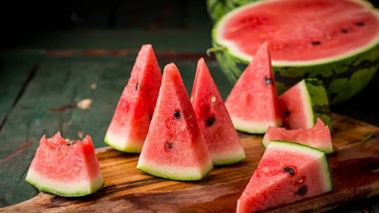 పుచ్చకాయ: పుచ్చకాయలో 90 శాతం నీరు ఉంటుంది. అయితే నెలసరి సమయంలో హార్మోన్ల ప్రభావం వల్ల మహిళల శరీరంలో ఇప్పటికే నీరు ఎక్కువగా నిల్వ ఉంటుంది. ఈ సమయంలో పుచ్చకాయ ఎక్కువగా తింటే కడుపు బాగా ఉబ్బినట్లు అనిపించడమే కాకుండా, కాళ్లు, చేతులు బరువుగా అనిపిస్తాయి. ఉబ్బరం సమస్య ఉన్నవారు దీనికి దూరంగా ఉండటం మేలు.
