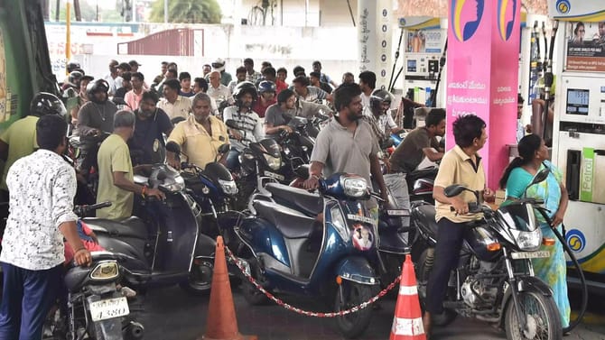 ప్రపంచానికి చమురు సెగ.. తెలుగురాష్ట్రాల్లో పెట్రోల్‌ కష్టాలు తీరే
