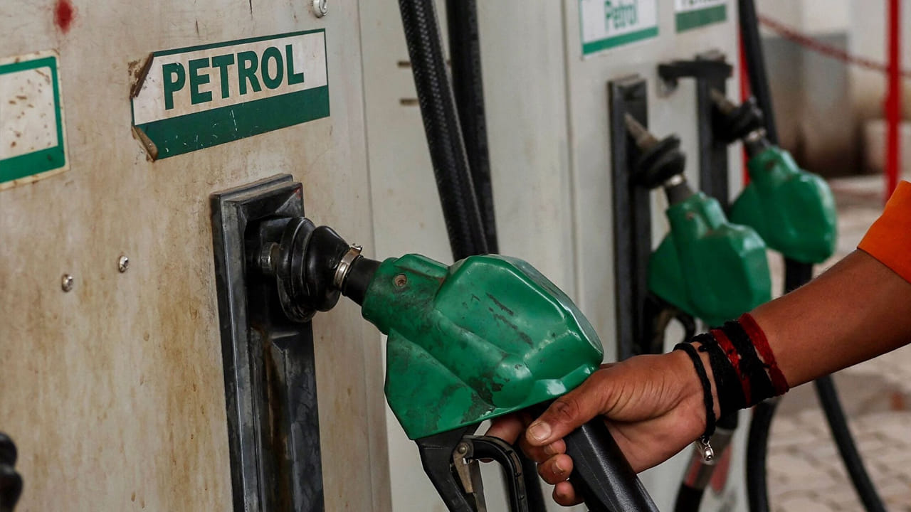  ఎక్కడ ఇంత తక్కువ ధర? దేశంలోని ప్రధాన మెట్రో నగరాలతో పోలిస్తే దాదాపు రూ. 25 వరకు తక్కువ ధరకే పెట్రోల్ లభిస్తున్న ఆ ప్రాంతం అండమాన్ నికోబార్ దీవులు. తాజా గణాంకాల ప్రకారం ఇక్కడ ధరలు ఇలా ఉన్నాయి: పెట్రోల్: రూ. 82.46 (లీటరుకు), డీజిల్: రూ. 78.05 (లీటరుకు) అండమాన్ నికోబార్‌తో పాటు దాద్రా నగర్ హవేలీ, డామన్ డయ్యూ వంటి కేంద్రపాలిత ప్రాంతాల్లో కూడా మిగిలిన రాష్ట్రాల కంటే ఇంధన ధరలు తక్కువగానే ఉన్నాయి.