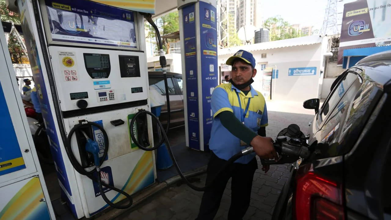  Petrol, Diesel Prices: ప్రస్తుతం ప్రపంచవ్యాప్తంగా ముడి చమురు ధరలు ఆకాశాన్ని తాకుతున్నాయి. పశ్చిమాసియాలో ఉద్రిక్తతల కారణంగా గ్లోబల్ మార్కెట్‌లో బ్యారెల్ క్రూడ్ ఆయిల్ ధర 115 డాలర్లు దాటిపోయింది. దీని ప్రభావంతో ఇప్పటికే పలు ప్రైవేట్ ఆయిల్ కంపెనీలు ధరలు పెంచగా, దేశవ్యాప్తంగా పెట్రోల్ ధరలు ఎప్పుడైనా పెరగవచ్చనే ఆందోళన నెలకొంది. ప్రస్తుతం హైదరాబాద్, ముంబై వంటి నగరాల్లో పెట్రోల్ రూ. 107-110 మధ్యలో ఉంది. కానీ, ఆశ్చర్యకరంగా మన దేశంలోని ఒక ప్రాంతంలో మాత్రం లీటర్ పెట్రోల్ కేవలం రూ. 82.46లకే లభిస్తోంది.