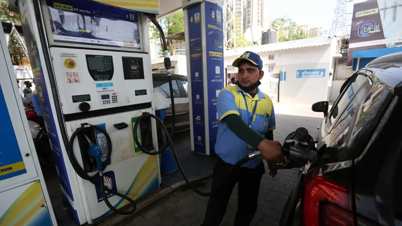 Petrol, Diesel Prices: ప్రస్తుతం ప్రపంచవ్యాప్తంగా ముడి చమురు ధరలు ఆకాశాన్ని తాకుతున్నాయి. పశ్చిమాసియాలో ఉద్రిక్తతల కారణంగా గ్లోబల్ మార్కెట్లో బ్యారెల్ క్రూడ్ ఆయిల్ ధర 115 డాలర్లు దాటిపోయింది. దీని ప్రభావంతో ఇప్పటికే పలు ప్రైవేట్ ఆయిల్ కంపెనీలు ధరలు పెంచగా, దేశవ్యాప్తంగా పెట్రోల్ ధరలు ఎప్పుడైనా పెరగవచ్చనే ఆందోళన నెలకొంది. ప్రస్తుతం హైదరాబాద్, ముంబై వంటి నగరాల్లో పెట్రోల్ రూ. 107-110 మధ్యలో ఉంది. కానీ, ఆశ్చర్యకరంగా మన దేశంలోని ఒక ప్రాంతంలో మాత్రం లీటర్ పెట్రోల్ కేవలం రూ. 82.46లకే లభిస్తోంది.