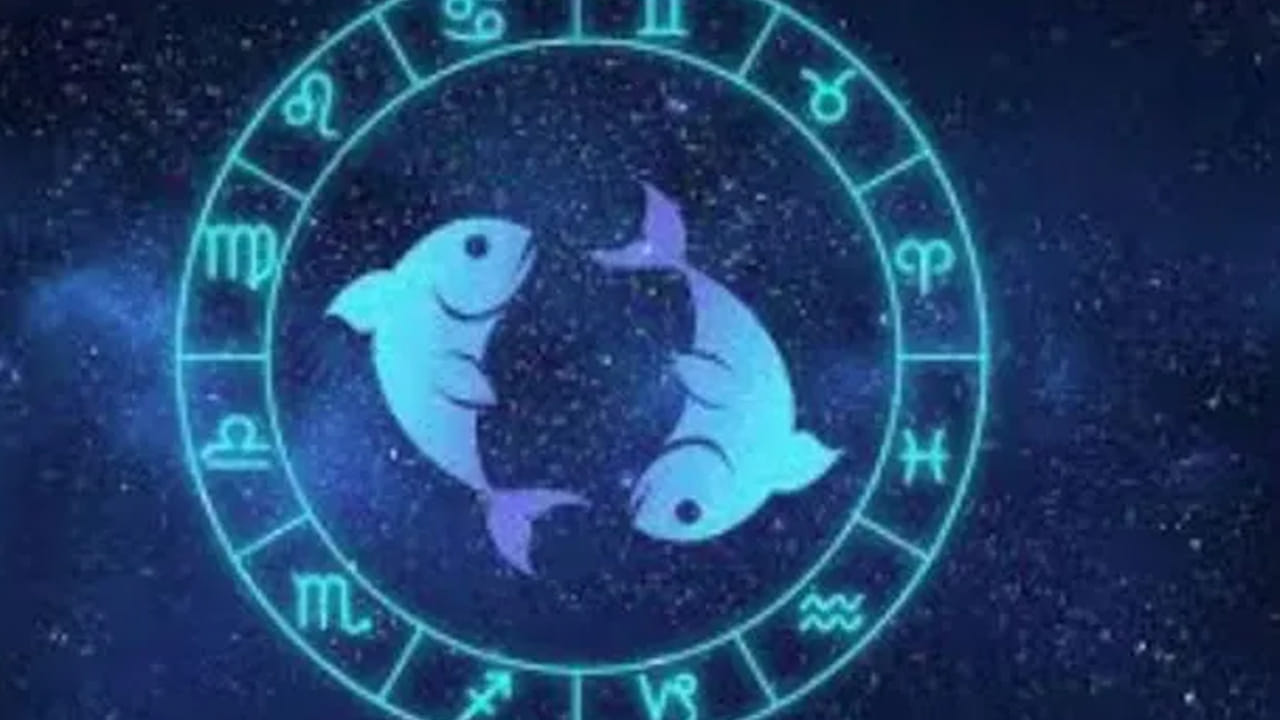 మీన రాశి :మీన రాశి వారికి శని నెగటివ్ ప్రభావం కాస్త తగ్గుతుంది. ఆర్థిక సమస్యల నుంచి బయటపడతారు. ఈ రాశి వారికి సమాజంలో మంచి గుర్తింపు లభిస్తుంది. ఎవరు అయితే విదేశీ ప్రయాణాలు చేయాలి అనుకుంటున్నారో వారి కల నెరవేరుతుంది. గొప్ప స్థాయిలో ఉంటారు. అన్నివిధాలుగా ఈ రాశి వారికి కలిసి వస్తుంది.