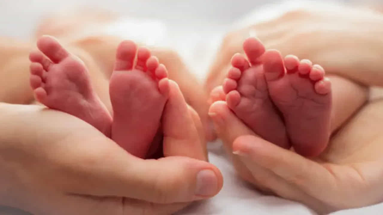 ప్రైవేటులో 13 ప్రయత్నాలు విఫలం.. వ్యవసాయ కూలీలుగా జీవనం సాగిస్తున్న ఈ దంపతులు పది సంవత్సరాలుగా సంతానం కోసం ఎదురుచూశారు. సంతానం కోసమే హైదరాబాద్లోని బోయగూడకు నివాసం మార్చారు. ఈ క్రమంలో ఎన్నో ప్రైవేటు ఆస్పత్రులు తిరిగి చికిత్సలు చేయించుకున్నప్పటికీ ఫలితం రాలేదు. బయట ఆస్పత్రుల్లో 13 సైకిళ్ల ఓవ్యులేషన్ ఇండక్షన్, ఒకసారి ఐయూఐ చికిత్స చేయించుకున్నా సంతానం కలగలేదని త్రివేణి దంపతులు వెల్లడించారు.