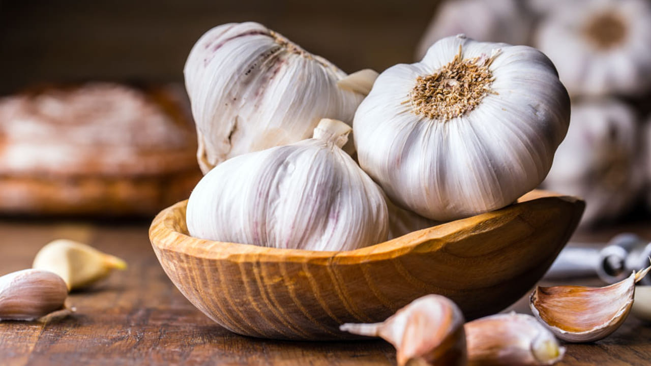 Garlic: ఒక్క టూత్‌పిక్ చాలు.. వేళ్లకు నొప్పి లేకుండా వెల్లుల్లి పొట్టును ఈజీగా వలవొచ్చు..