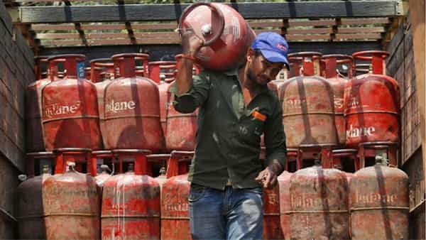 LPG Price: వినియోగదారులకు భారీ షాకింగ్ న్యూస్.. రూ.993 పెరిగిన సిలిండర్ ధర..!