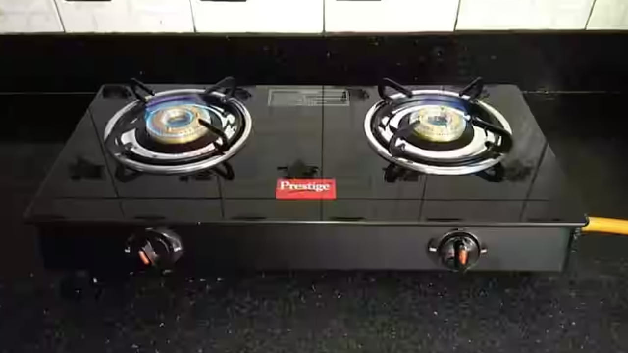 బర్నర్ శుభ్రం చేయడం :  స్టవ్ అయిపోయిన తర్వాత ఎప్పుడూ కూడా బర్నర్ క్యాప్ డస్ట్ లేకుండా శుభ్రం చేయాలి. వాటిలో ఉన్న హెడ్‌లను తెలిగించాలి, బర్నర్ హోల్స్ లో ఉన్న డస్ట్ తో సూదితో  క్లీన్ చేయాలి. దీని వలన బర్నర్ నుంచి గ్యాస్ బాగా వస్తుంది.