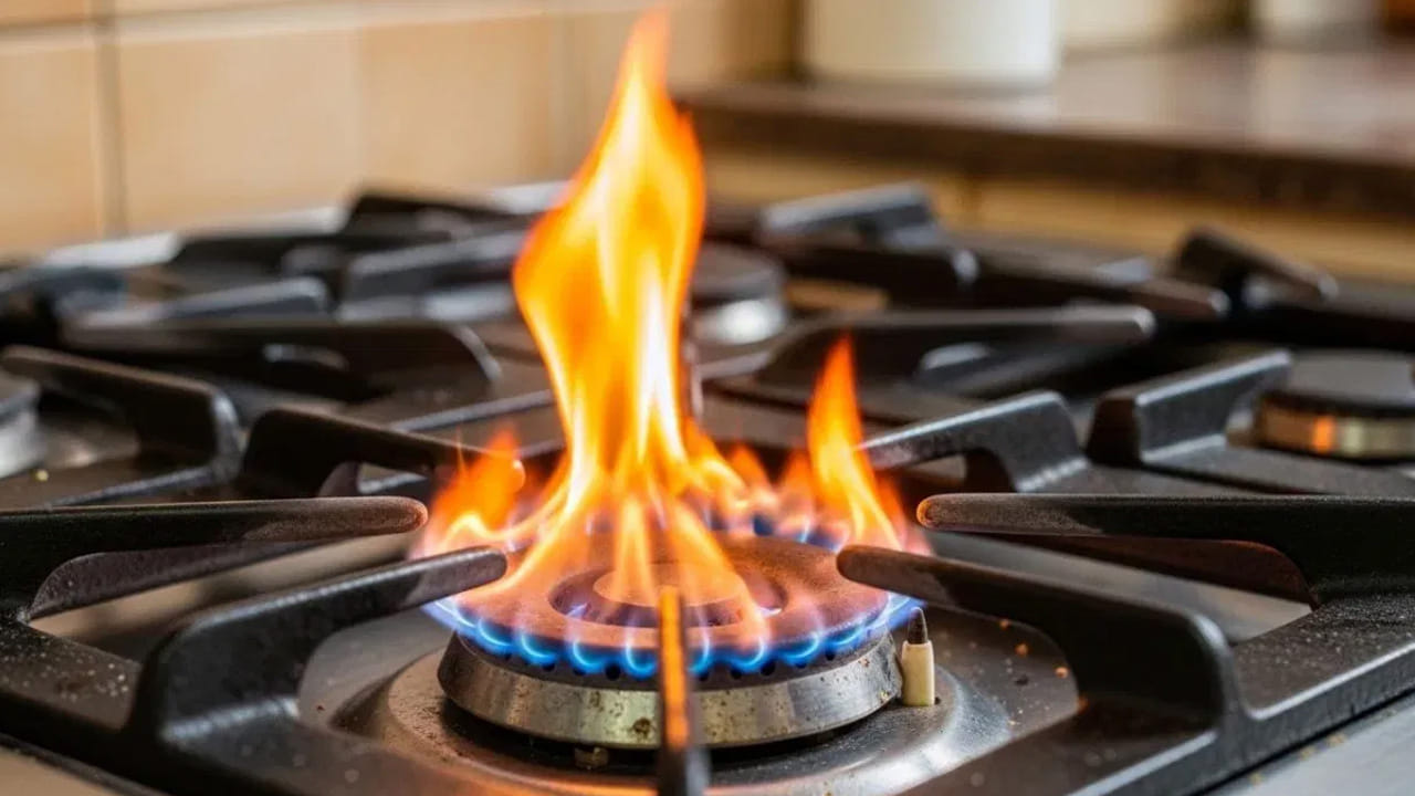 గ్యాస్ స్టవ్ మంట ఒక వపైపు వచ్చి, మరోవైపు రాకపోవడాని కారణం బర్నర్ హోల్స్ బ్లాక్ అవ్వడం. దీంతో చాలా మంది గ్యాస్ స్టవ్ నే మార్చేస్తుంటారు. అయితే బర్నర్ శుభ్రం చేస్తే సరిపోతుందంట. బర్నర్‌ను తీసి పిన్‌తో రంధ్రాలను శుభ్రం చేయాలి. ఇలా రెండు మూడు రోజుల రెగ్యూలర్‌గా చేయడం వలన బర్నర్ కాడ, వెంచూరి ట్యూబ్ లోని డస్ట్ తొలిగిపోయి, మంట బాగా వస్తుందంట. అంతే కాకుండా మంట రెండు వైపులా రావాలి అంటే ఎలాంటి చిట్కాలు పాటించాలో చూద్దాం.