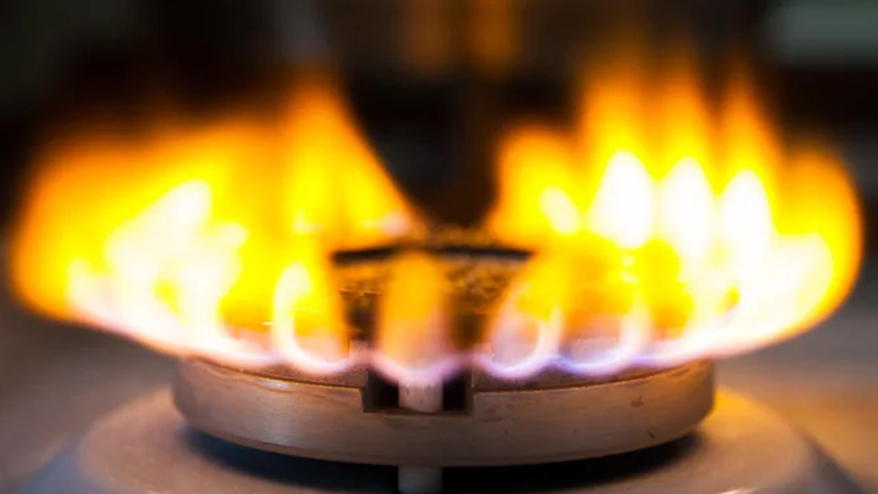 జెట్ తనిఖీ : బర్నర్ కింద ఉండే గ్యాస్ జెట్ , చిన్న హోల్ కొన్ని కొన్ని సార్లు ఆహార పదార్థాలు లోని వెళ్లడం వలన బ్లాక్ అవుతుంది. అయితే మీరు స్టవ్ ఆన్ చేసిన సమయంలో దాని నుంచి మట రాకపోయినట్లు అయితే, జెట్ ని తనిఖీ చేసి, పిన్ ‌తో అందులో ఉన్న డస్ట్ తీసి క్లీన్ చేయాలి. దీని వలన మంట బాగా వస్తుంది.జ