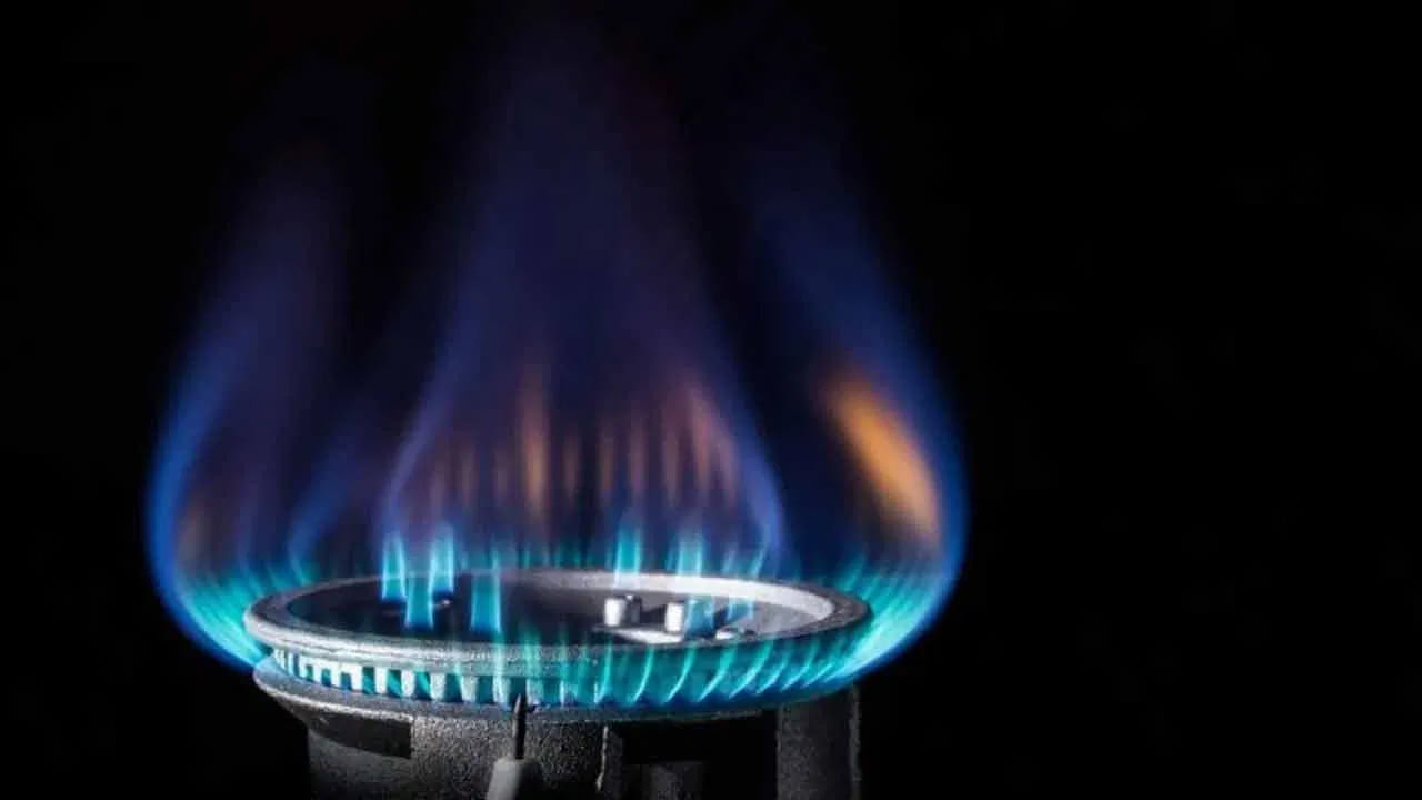 కొన్ని సార్లు బర్నర్ క్యాప్ సరిగ్గా ఉండకపోయినా కూడా గ్యాస్ మంట ఒక వైపునే ఎక్కువగా వస్తుంటుంది. అయితే మీరు స్టవ్ ఆన్ చేసినప్పుడు మంట ఒకవైపు మాత్రమే వస్తే తప్పకుండా బర్నర్ క్యాప్ స్థానాన్ని మార్చాలి. అంతేకాకుండా క్యాప్ తీసి సరిగ్గా అమర్చాలి.