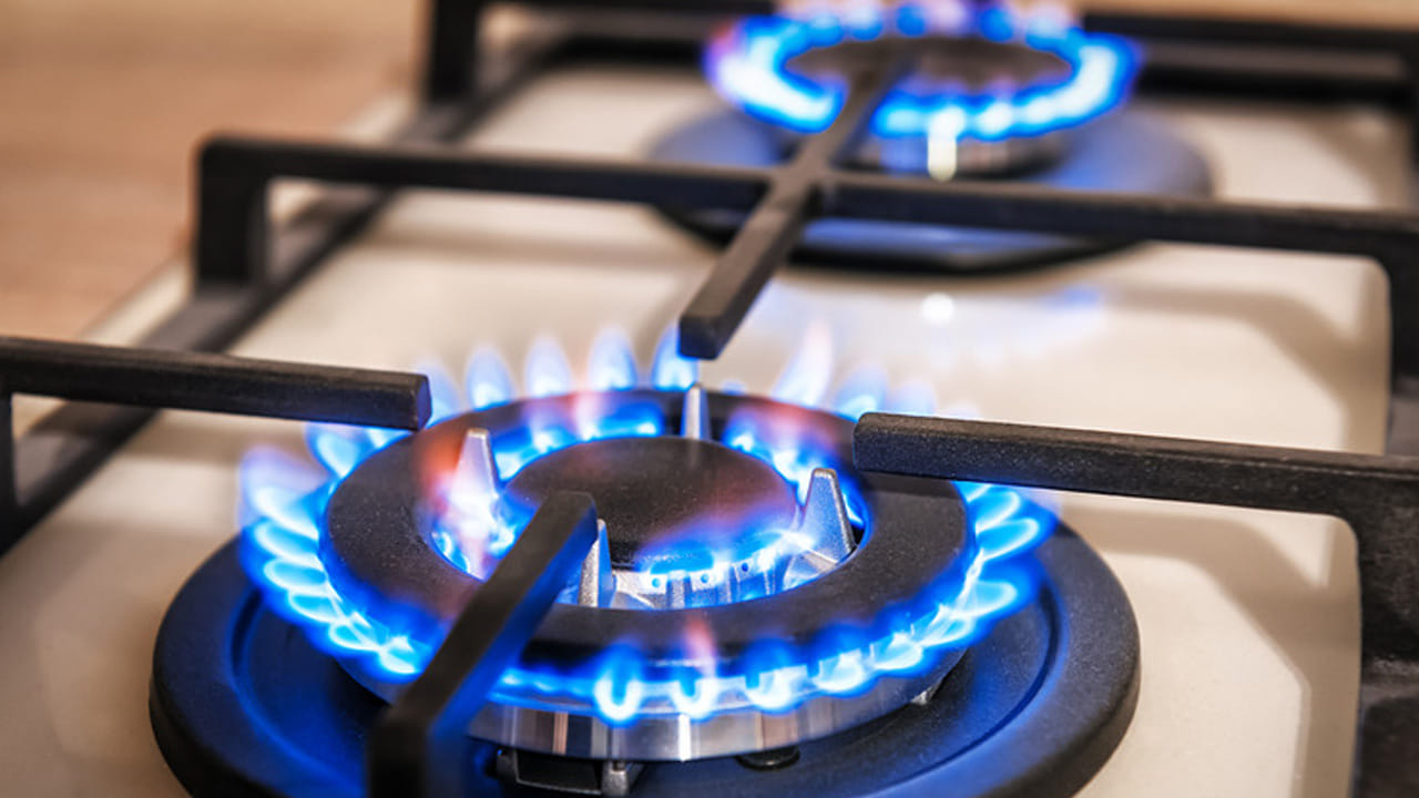 అంతే కాకుండా గ్యాస్ వంట చేసే సమయంలో తప్పకుండా సరిగ్గా ఉపయోగించాలి. ఆహారపదార్థాలు లోనికి వెళ్లకుండా చూసుకోవాలి. బర్నర్ లోపలి భాగంలో దుమ్ము, ధూళి ఉంటే, వాటిని బ్రష్ తో శుభ్రం చేసిన తర్వాత స్టవ్ ఉపయోగించాలి.