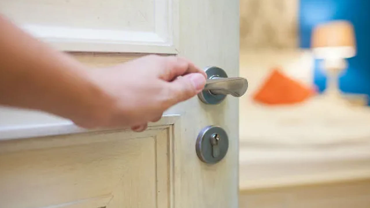 అలాగే వాస్తు వాస్త్రం ప్రకారం ఇంటిలో తలుపులు వాటంతట అవే సౌండ్ చేయడం, వస్తువులు కదలడం, విత శబ్దాలు వినిపించడం, వస్తువుల కింద పడిపోవడం వంటి సమస్యలు గనుక ఎదురు అయినట్లు అయితే మీ ఇంటిలో ప్రతికూల శక్తుల ప్రభావం ఉన్నట్లే అంటున్నారు వాస్తు శాస్త్ర నిపుణులు.