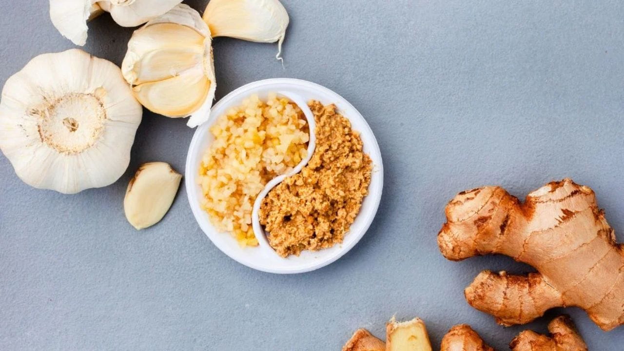 అల్లం, వెల్లుల్లి: అల్లం, వెల్లుల్లి తినడం ఆరోగ్యానికి ఎంతో మేలు చేస్తుంది. కానీ వేసవిలో వీటిని పరిమితంగా తీసుకోవాలని నిపుణులు చెబుతున్నారు. ఎందుకంటే ఇవి శరీరంలో అంతర్గత ఉష్ణోగ్రతను పెంచుతాయి. దీనివల్ల జీర్ణక్రియలో ఇబ్బందులు కలగడమే కాకుండా, విపరీతమైన దాహం వేసేలా చేస్తాయి.