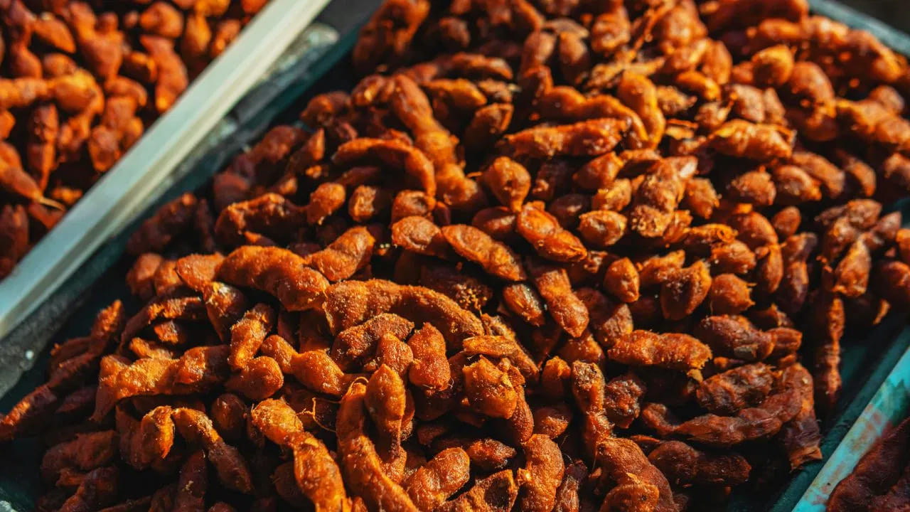 భారతదేశం ప్రపంచంలోనే అతిపెద్ద చింతపండు ఉత్పత్తిదారు, ఎగుమతిదారుగా ఉంది. భారతదేశం నుండి చింతపండును అరబ్ దేశాలు, అమెరికా, యూరోపియన్ దేశాలకు పెద్ద ఎత్తున ఎగుమతి చేస్తారు. కేవలం వంటకాల్లోనే కాకుండా, ఔషధాల తయారీలో, పారిశ్రామిక అవసరాల కోసం కూడా చింతపండును ఉపయోగిస్తారు. 