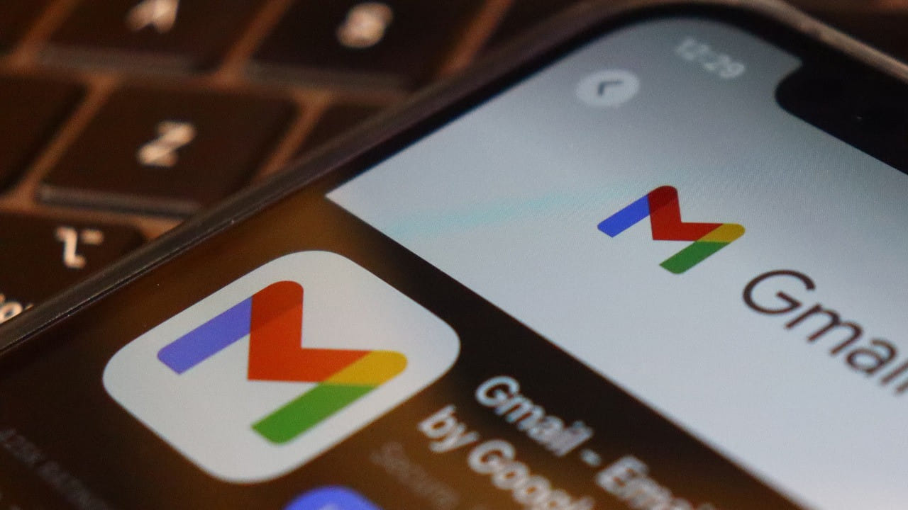 ఈ ఫీచర్ ప్రస్తుతం ఎంపిక చేసిన వినియోగదారులకు మాత్రమే అందుబాటులో ఉంది. మీ జీమెయిల్ ఐడీని మార్చిన తర్వాత ఇతరులు మీ కొత్త నేమ్‌కు మెయిల్స్ పంపించాల్సి  ఉంటుంది. అయితే పాత మెయిల్ ఐడీ మీ అకౌంట్‌కు లింక్ చేయబడి ఉంటుంది. ఆ పేరును మరొకరు వాడుకోలేరు. కొత్త అడ్రస్ లేనివారు పాత అడ్రస్  ద్వారా మెయిల్స్ పంపించడం కొనసాగించవచ్చు. రెండు అడ్రస్‌లకు వచ్చే మెయిల్స్ ఒకే ఇన్‌బాక్స్‌లో ఉంటాయి.
