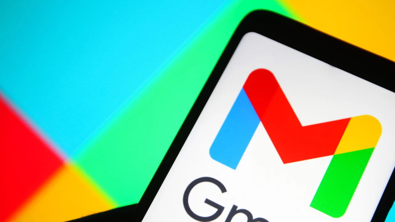 త్వరలో ఇన్‌బాక్స్‌లో ఏఐ ఫీచర్లను తీసుకొచ్చేందుకు గూగుల్ సిద్దమవుతోంది. ఏఐ ఇన్ బాక్స్ పేరుతో కొత్త ఫీచర్ రానుంది. ఇది ముఖ్యమైన మెయిల్స్‌కు ప్రాధాన్యత ఇచ్చి అనవసరపు మెయిల్స్‌ని తొలగిస్తుంది. బిల్లు చెల్లింపుల వంటి అధిక ప్రాధాన్యత మెయిల్స్ ఇందులో ఉంటాయి. గడువు తేదీతో పాటు బోల్డ్‌గా అలాంటి మెయిల్స్ కనిపిస్తాయి.
