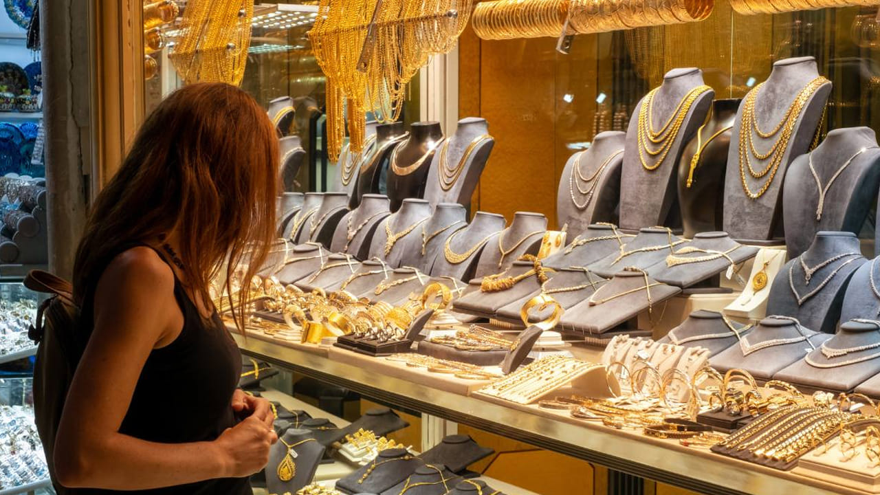 బంగారం కొనుగోలు చేయాలనుకునేవారికి కంపెనీలు భారీగా ఆఫర్లు, డిస్కౌంట్స్ ప్రకటిస్తున్నాయి. త్వరలో అక్షయ తృతీయ వస్తున్న క్రమంలో వినియోగదారులను ఆకర్షించి సేల్స్ పెంచుకునేందుకు ప్రధాన కంపెనీలు బంపర్ ఆఫర్లను తీసుకొస్తున్నాయి. ఏప్రిల్ 19న అక్షయ తృతీయ వస్తోంది. ఈ రోజున బంగారం కొనుగోలు చేస్తే శుభం జరుగుతుందని అందరూ నమ్ముతారు. ఈ సందర్బంగా సేల్స్ కూడా భారీగా పెరుగుతాయి.