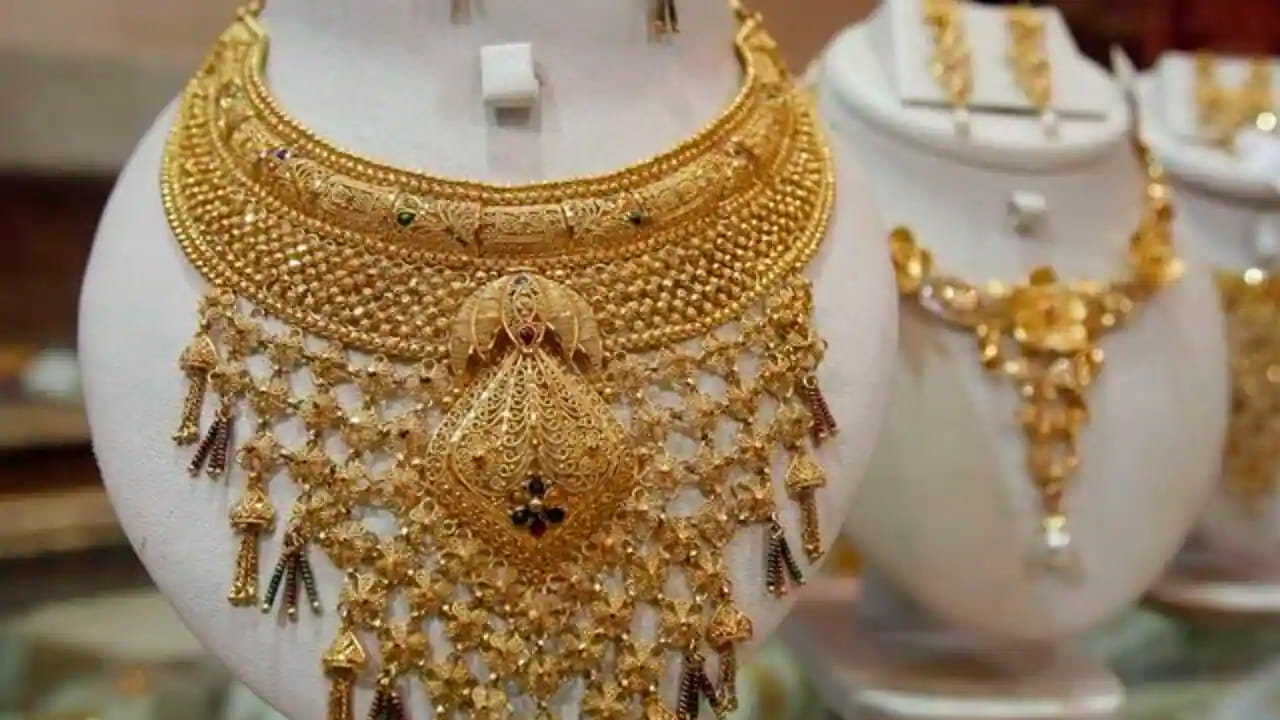 హెల్త్, వెహికల్, లైఫ్, టర్మ్ ఇన్యూరెన్స్ వంటి వాటి గురించి మనం తరచూ వింటూ ఉంటాం. అయితే బంగారు ఆభరణాలకు కూడా ఇన్యూరెన్స్ ఉందని మీకు తెలుసా..? అవును.. మీరు ఇంట్లో దాచుకునే లేదా మీరు ధరించే బంగారు ఆభరణాలపై కూడా ఇన్యూరెన్స్ పొందే సౌకర్యం అందుబాటులో ఉంది. చాలామందికి ఈ విషయం గురించి తెలియదు. కానీ ఇటీవల గోల్డ్ ఇన్యూరెన్స్‌లు కూడా మార్కెట్లో తెగ పాపులర్ అవుతున్నాయి. అసలు ఏంటీ గోల్డ్ లోన్? అనేది ఇప్పుడు చూద్దాం.
