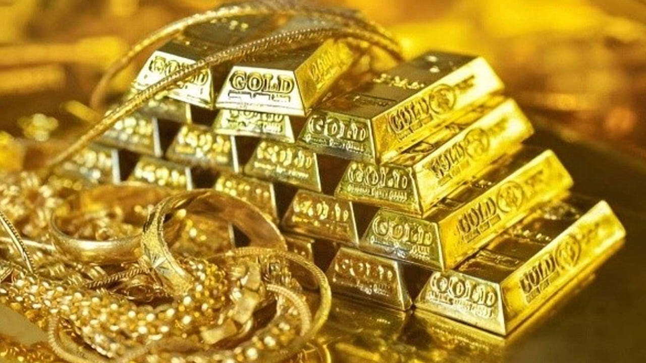 బంగారం అంటే ఎవరికి ఇష్టం ఉండదు చెప్పండి. ముఖ్యంగా మహిళలకు అమితమైన దానిలో బంగారమే ముందుంటుంది. చాలా మంది మహిళలు ఎక్కువగా బంగారం కొనుగోలు చేయాలి అనుకుంటారు. అంతే కాకుండా ఇంటిలో ఏ చిన్న శుభకార్యం జరిగినా సరే బంగారం కొనడానికే ఎక్కువ ప్రియారిటీ ఇస్తారు. అయితే గత కొన్ని రోజుల నుంచి పెరుగుతూ వస్తున్న బంగారం ధరలు నేడు కాస్త తగ్గాయి. కాగా, అంతర్జాతీయ మార్కెట్‌ల ప్రకారం, గురువారం ధర ఎలా ఉదో ఇప్పుడు తెలుసుకుందాం.