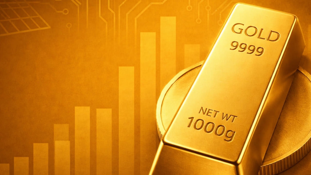 బంగారం కొనుగోలు చేసేవారికి భారీ గుడ్ న్యూస్. ధరలు తారుమారు అయ్యాయి. ఒక్కసారిగా ధరలు మారిపోయాయి. సోమవారం గోల్డ్, సిల్వర్ రేట్లు భారీగా కుప్పకూలాయి. అంతర్జాతీయ పరిణామాల క్రమంలో పసిడి ధరలు పతనమయ్యాయి. రెండు రోజులుగా ధరలు పెరుగుతుండగా.. ఇప్పుడు వాటికి బ్రేక్ పడింది. దీంతో కొనుగోలుదారులు ఊరట చెందుతున్నారు. సోమవారం వివిధ నగరాల్లో రేట్లు ఎలా ఉన్నాయో చూద్దాం.