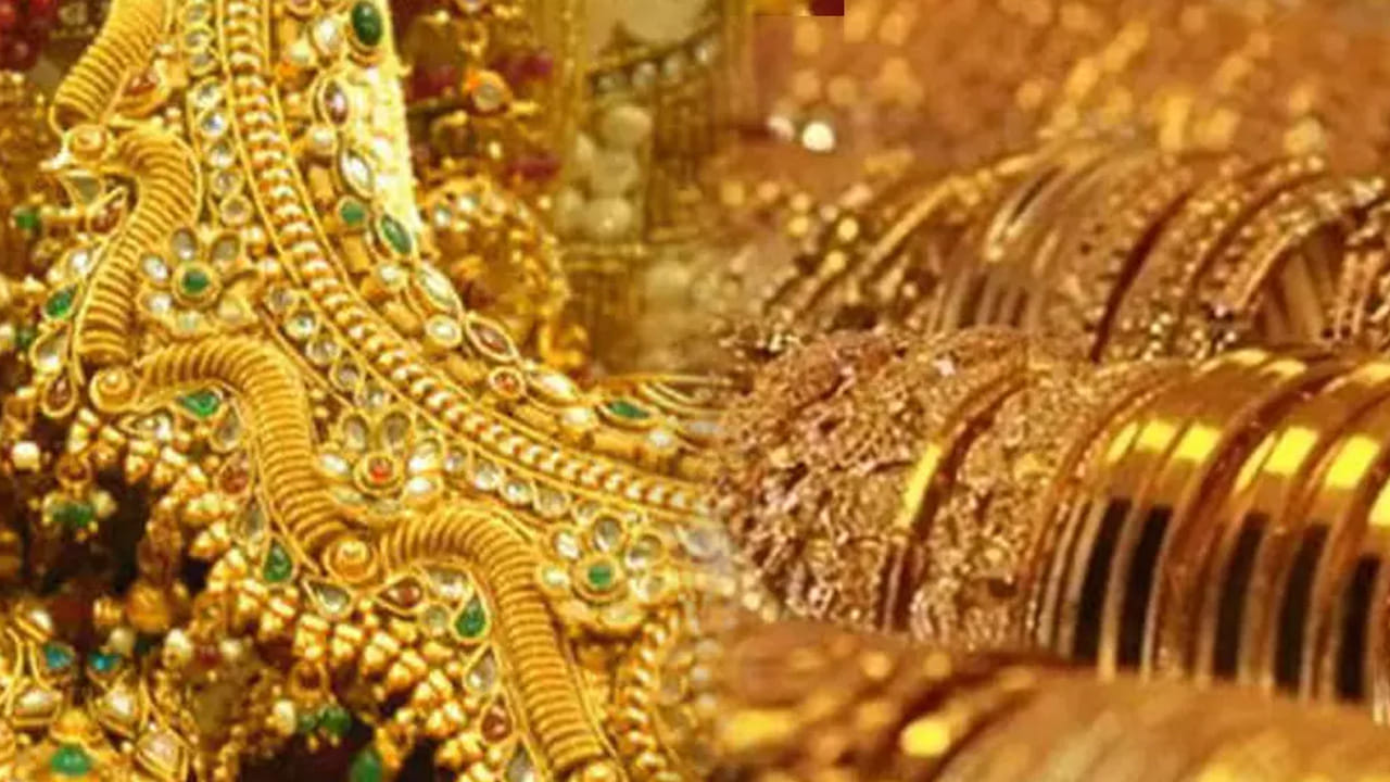 విజయవాడ మార్కెట్‌లో బంగారం ధరల విషయానికి వస్తే..  24 క్యారెట్ల 10 గ్రాముల బంగారం ధర మార్చి 31 మంగళ వారం రోజున రూ. 1,49,510 ఉండగా, ఏప్రిల్ 1 బుధవారం రోజు రూ.10 పెరగడంతో నేడు బంగారం ధర రూ. 1,49,520గా ఉంది. అలాగే 22 క్యారెట్ల 10 గ్రాముల బంగారం ధర మార్చి 31 మంగళ వారం రోజున రూ.1,37,050గా ఉండగా, నేడు ఏప్రిల్ 1న రూ. 1,37,060గా ఉంది.