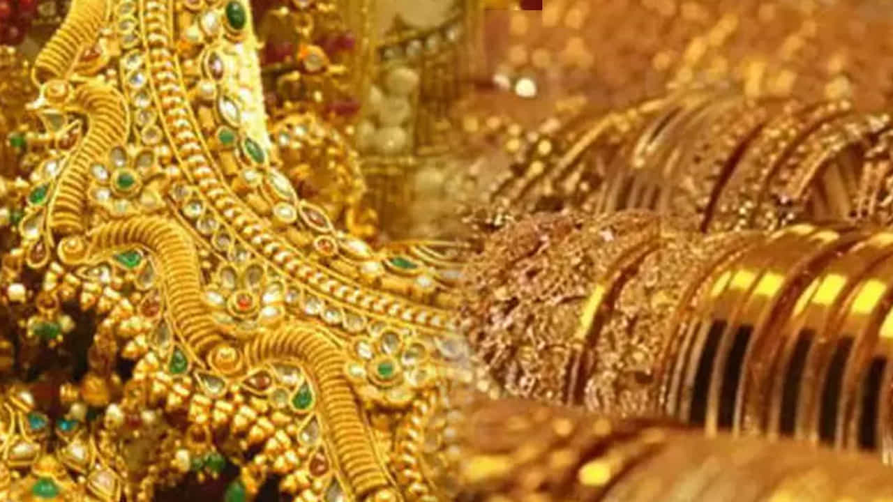 విజయవాడ మార్కెట్లో బంగారం ధరల విషయానికి వస్తే.. 24 క్యారెట్ల 10 గ్రాముల బంగారం ధర మార్చి 31 మంగళ వారం రోజున రూ. 1,49,510 ఉండగా, ఏప్రిల్ 1 బుధవారం రోజు రూ.10 పెరగడంతో నేడు బంగారం ధర రూ. 1,49,520గా ఉంది. అలాగే 22 క్యారెట్ల 10 గ్రాముల బంగారం ధర మార్చి 31 మంగళ వారం రోజున రూ.1,37,050గా ఉండగా, నేడు ఏప్రిల్ 1న రూ. 1,37,060గా ఉంది.