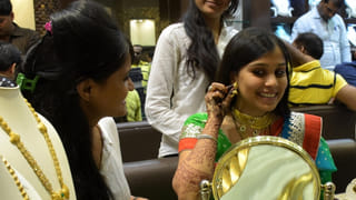 మెరిసే చర్మం కోసం ఖరీదైన క్రీములు వద్దు..! రోజూ ముఖానికి పచ్చి పాలు ఇలా రాస్తే చాలు..!!