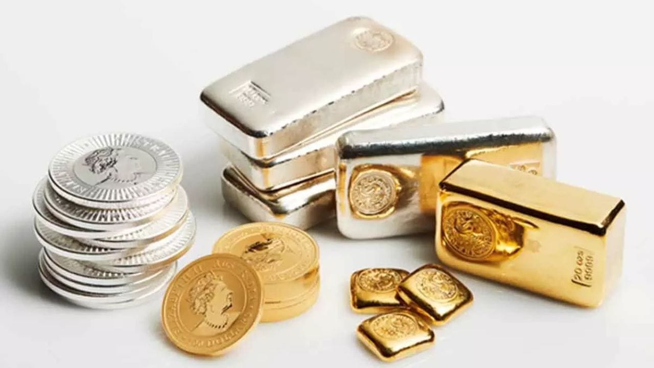 ఇక దేశంలోని ప్రధాన నగరాలైన బెంగళూరు, ముంబై, పూణెలోనూ 24 క్యారెట్ల 10 గ్రాముల బంగారం ధర రూ.1,51,420 కొనసాగుతుండగా, 22 క్యారెట్ల 10 గ్రాముల బంగారం ధర రూ.రూ.1,38,800గా ఉంది. 