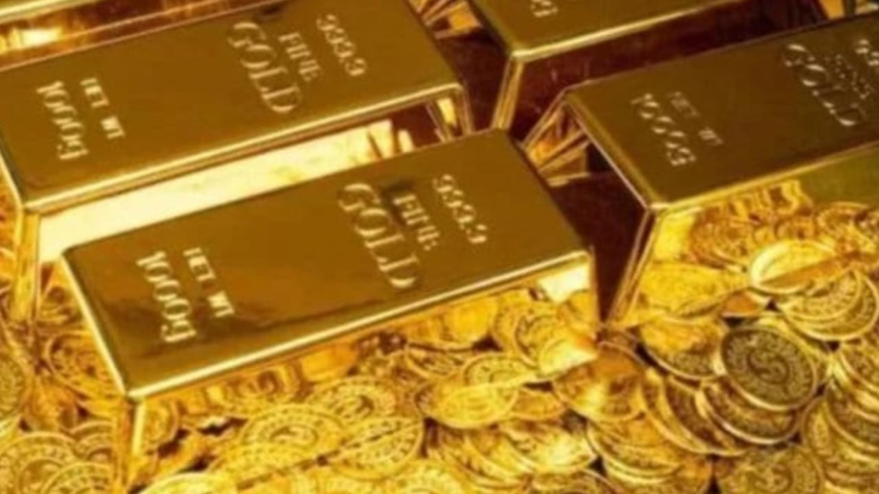 గుడ్ రిటర్న్స్ ప్రకారం, హైదరాబాద్‌లో 24 క్యారెట్ల 10 గ్రాముల బంగారం ధర ఏప్రిల్ 10 శుక్రవారం రోజున రూ.10 తగ్గడంతో తులం బంగారం ధర రూ. 1,51,470గా ఉంది. ఏప్రిల్ 09 గురువారం రోజున 24 క్యారెట్ల 10 గ్రాముల బంగారం ధర రూ. 1,51,480 ఉండగా నేడు రూ.10 తగ్గడంతో 1,51,470గా ఉంది. అలాగే 22 క్యారెట్ల 10 గ్రాముల బంగారం ధర ఏప్రిల్09 గురువారం రోజున రూ. 1,38,850 ఉండగా, నేడు ఏప్రిల్ 10 శుక్రవారం రోజు రూ.10 తగ్గడంతో తులం బంగారం ధర రూ. 1,38,840 గా ఉంది.